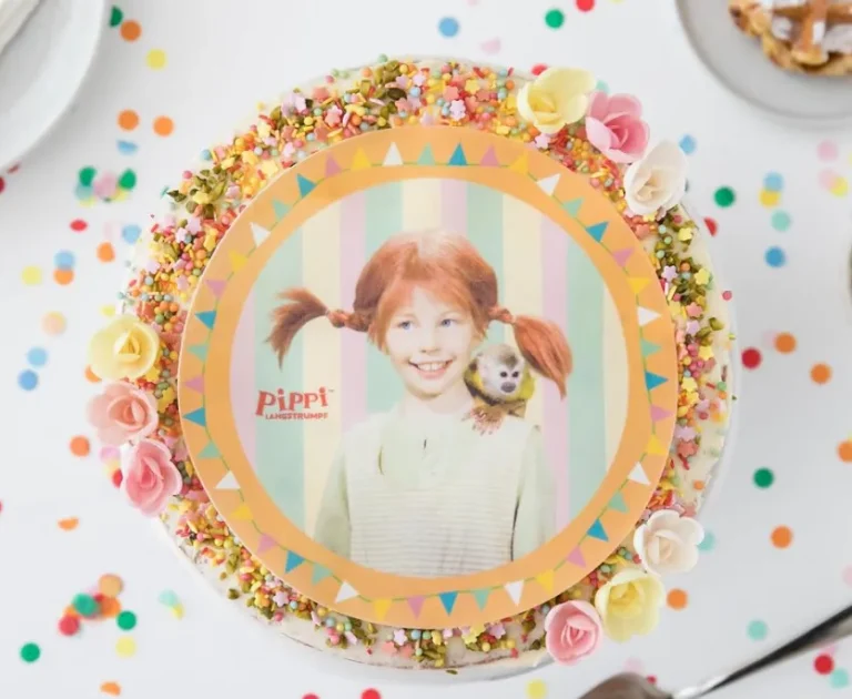 Pippi Langstrumpf Geburtstagstorte mit bunten Streuseln und Tortenaufleger
