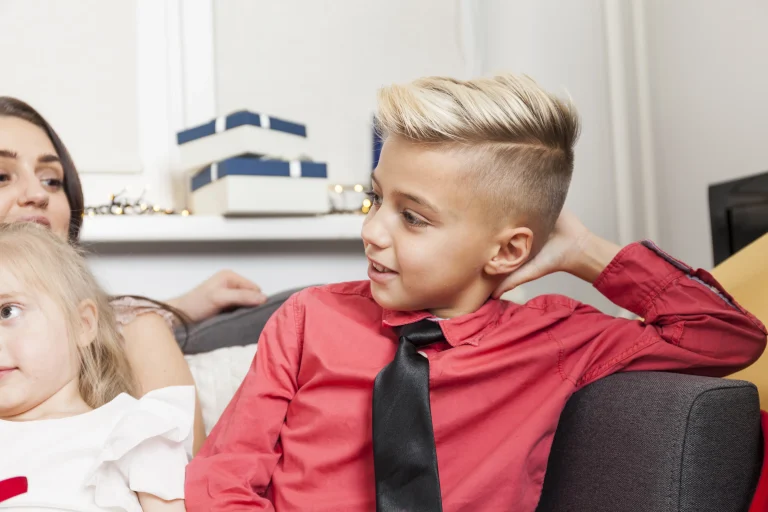 Junge mit modernem Undercut und blond gestyltem Deckhaar – elegante Jungs Frisur 2026 für besondere Anlässe