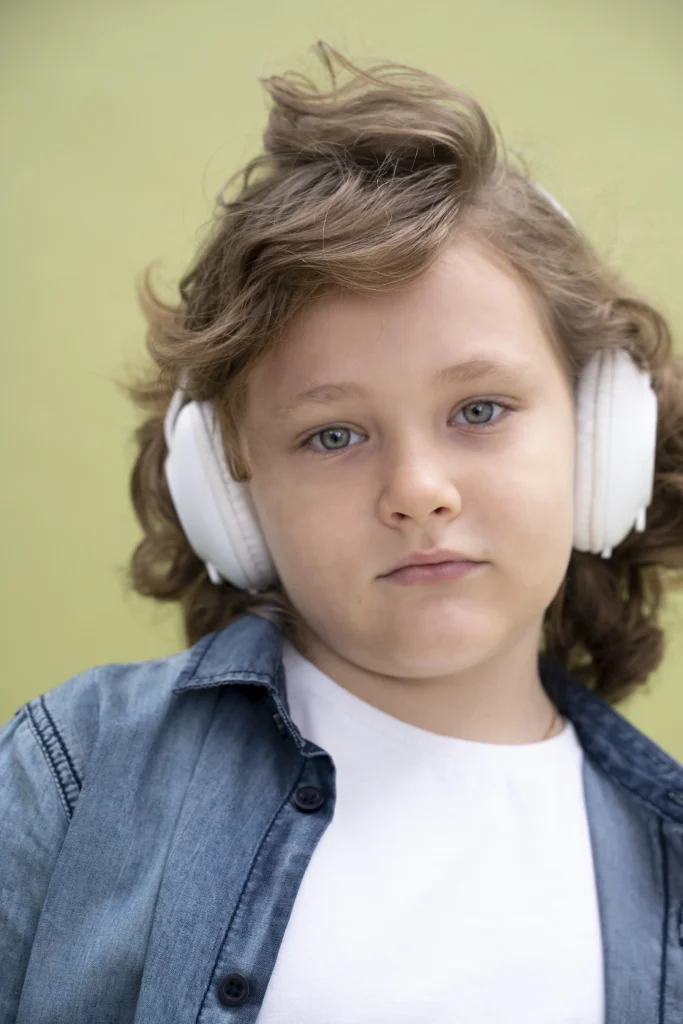 Lockige Jungs Frisur 2026 mit mittellangen Naturwellen – moderner, lässiger Look