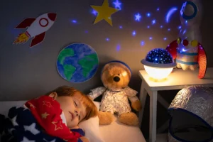 Kind schläft im Kinderzimmer unter einem Sternenhimmel Projektor mit sanftem Nachtlicht