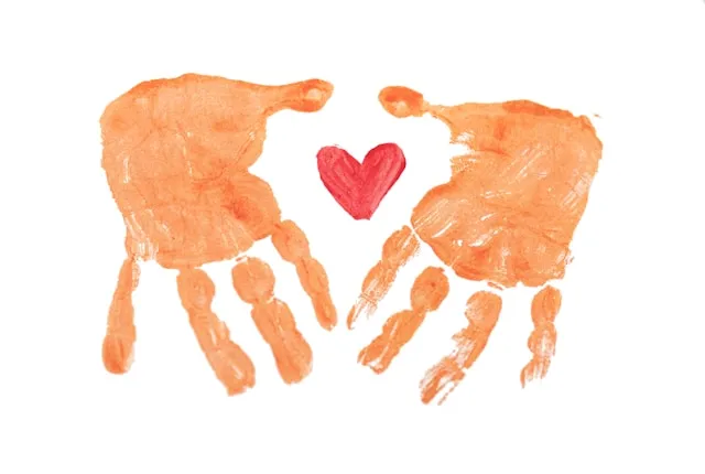 Handabdruck-Bild als selbst gebasteltes Vatertagsgeschenk mit Herz