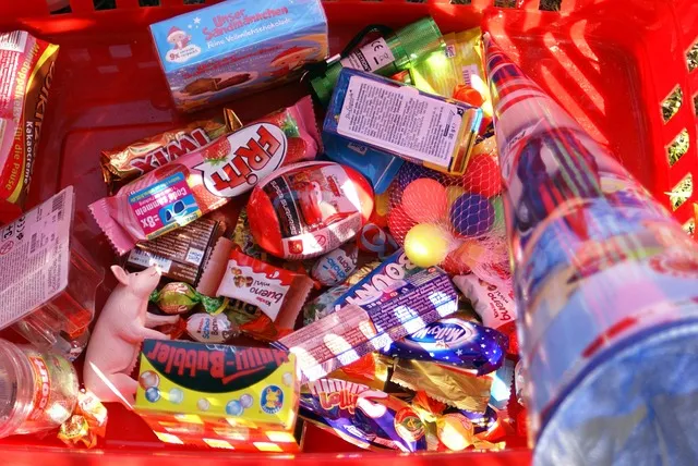 Mit Süßigkeiten, kleinen Spielsachen und Überraschungen gefüllte Schultüte für den ersten Schultag eines Erstklässlers.