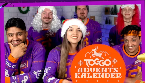 TOGGO Adventskalender mit mehreren Moderatoren in weihnachtlichen Pullovern und Nikolausmützen.